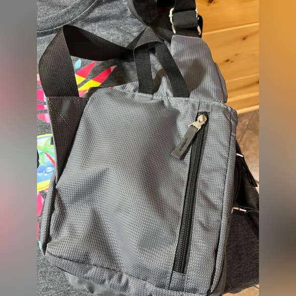 EUC Tank with feather earring/bracelet & Swissgear crossbody bundle - M - Picture 9 of 9